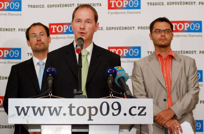 Lídři Starostů za pultíkem TOP 09. Možná podobný obrázek po příštích volbách již neuvidíme. Foto Aleš Běhounek, Mediafax