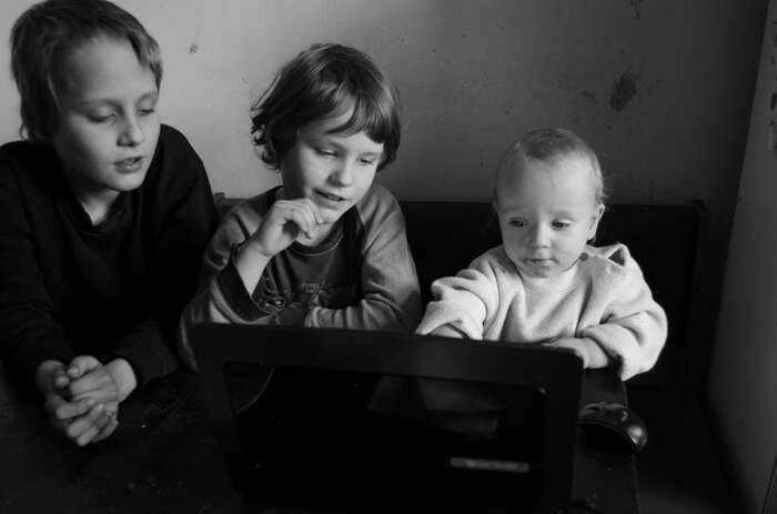 Umět přesně vyjádřit své myšlenky, názory, pocity, argumenty, znalosti a zkušenosti je dovednost, kterou se děti musí naučit. Foto Saša Uhlová, DR.