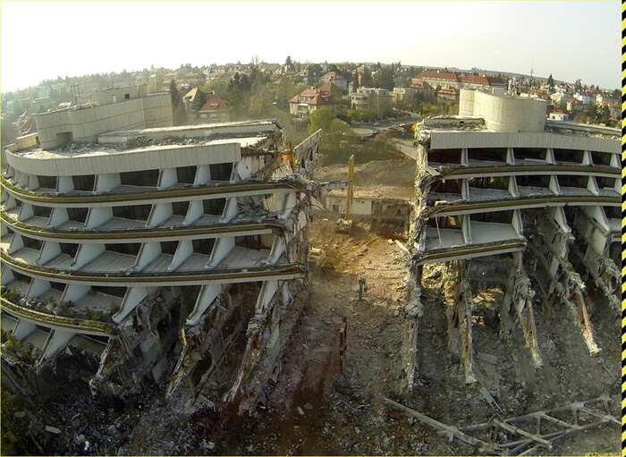 Barbarská demolice hotelu Praha byla odpovědností miliardáře Petra Kellnera. Foto Petr Hamšík, ArchWars