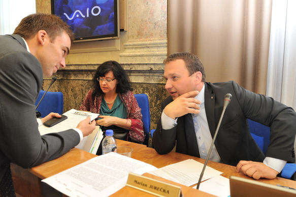 Důvodem pro přítomnost žen v politice není to, že by ji mohly zlepšit nebo obohatit o nějaký specificky ženský prvek. Na správě státu se mají podílet zkrátka proto, že je to spravedlivé. Foto web vlády ČR