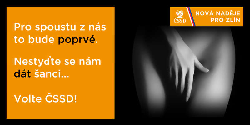 Třešničkou na dortu je zdůraznění slov „poprvé“ a „dát“, evokující spiklenecké pomrkávání ve stylu „přece víme, co se tím jako myslí“.