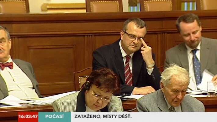Nazdar, ty debile! - Mluvím prosím s ministrem financí inženýrem Miroslavem Kalouskem? - Jasně, s kým si myslíš, že mluvíš, ty čůráku (sic). (rozhovor Miroslava Kalouska s Petrem Skokanem) Foto repro ČT