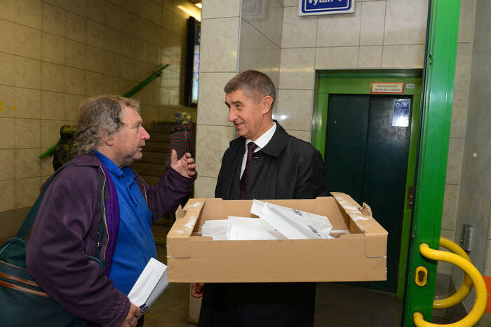 V případě ANO je nasnadě se ptát, zda Andrej Babiš bude schopný i nadále intenzivně komunikovat se „svými lidmi“ v obcích a krajích přímo, nebo jestli se pro tyto účely obklopí silně loajálními „plukovníky“. Foto ANO