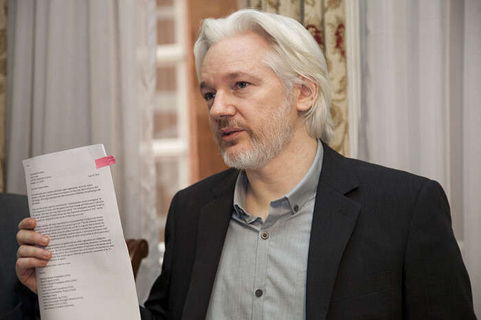 Dvě z členek ruské polit-punkové skupiny Pussy Riot, Maria Aljochinová a Naděžda Tolokonniková, se setkaly se zakladatelem WikiLeaks, Australanem Julianem Assangem. Foto Cancillería del Ecuador, Flickr