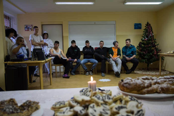 Vánoční besídka v ústavu, kde si pohoštění vyrobili sami chovanci.