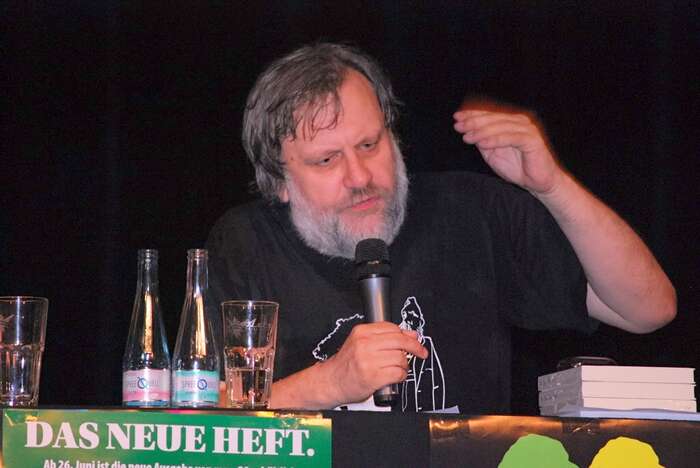 Slavoj Žižek si je vědom toho, že současný liberalismus nedokáže bez nějakého nového spojence čelit nábožensky-fundamentalistickému entuziasmu. Foto en.wikipedia.org