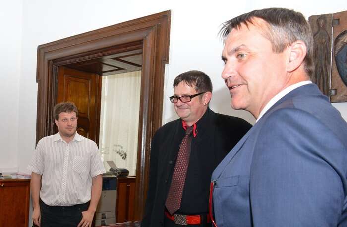 Díky spolupráci Platformy pro sociální bydlení a vedení města navštívil Brno Volker Busch-Geertsema, koordinátor Evropské observatoře pro bezdomovectví (na fotce uprostřed mezi Matějem Hollanem a Petrem Vokřálem). Foto M.Schmerková, Brno.cz