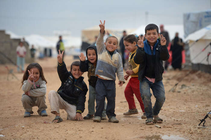 Česká republika má zavazující tradici své vlastní emigrace. Už ta by měla vést k slušnému zacházení s lidmi, kteří tudy procházejí. Foto peacechild.org