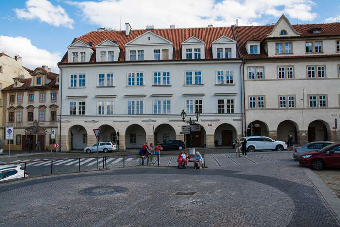 Definitivně by měla Knihovna Václava Havla být v domě na Loretánském náměstí, kde bude zároveň Bakalova rezidence. Foto Saša Uhlová