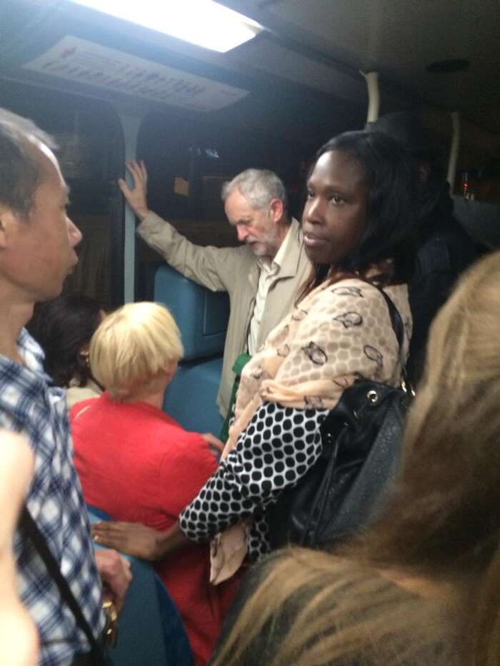 Fotografie, na níž londýnský muzikant zachytil Jeremyho Corbyna, jak se vrácí pozdě v noci domů autobusem, se stala v Británii hitem sociálních sítí. Foto Stuart Low