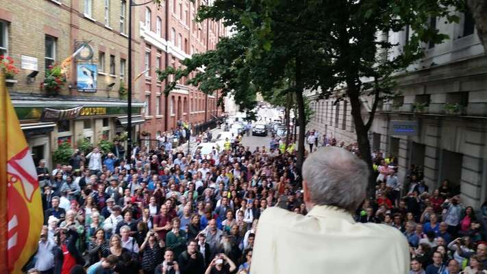 Jeremy Corbyn včera v Londýně mluví ke svým příznivcům, kteří se nevešli do přeplněného sálu, z hasičské stříkačky. Foto @JeremyCorbyn4leader