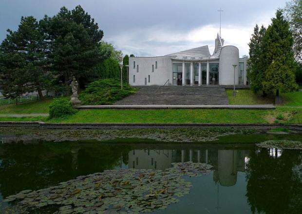 Kostel sv. Josefa představuje to nejlepší z archiutektury 70. let. Foto ckkiwi.cz