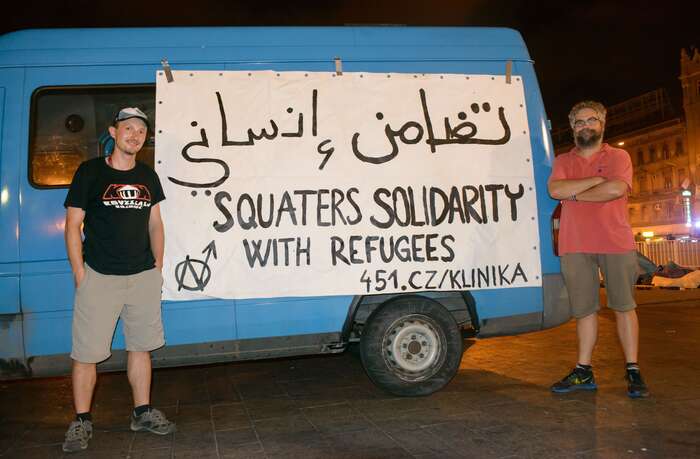 Nejen squatteři jsou solidární. Navíc byli schopní se spojit lidé, kteří by spolu dříve nedokázali spolupracovat. Foto Petr Zewlakk Vrabec