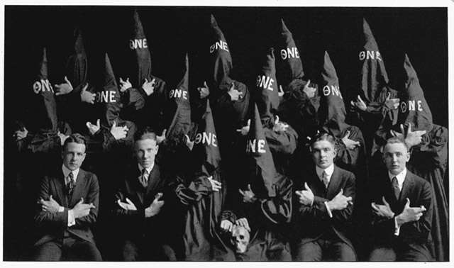 Přísný řád univerzit je doprovázen drastickými studentskými spolky. Stejně tak rovnostářství liberálních demokracií doplňuje častý etnický nacionalismus. Foto wikipedia.org
