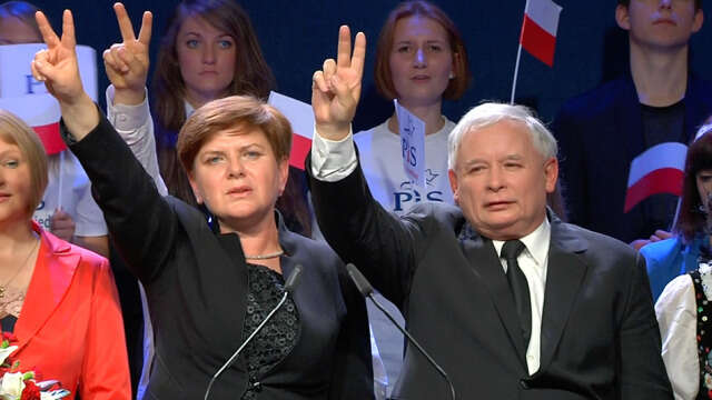 Předseda PiS Jaroslaw Kaczyńský s premiérkou Beatou Szydłovou. Repro TVN25/DR