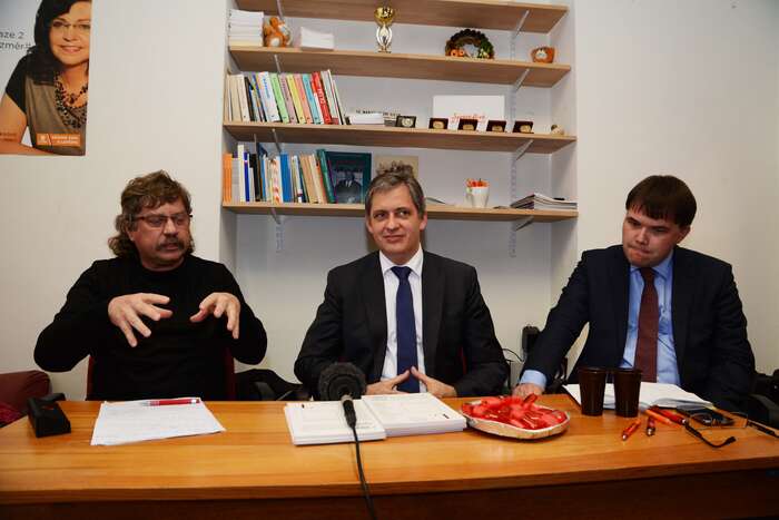 Bodů, na kterých se oba diskutující shodli, nebylo málo. Přesto však rozkol zůstává značný. Foto Saša Uhlová, DR