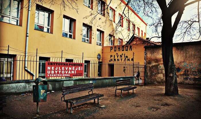 Zásluhový systém, jehož mohou být ubytovny symbolem, je neefektivní: tato „léčba“ lidi bez domova k získání samostatného bydlení ve většině případů nepřiblíží. Foto Miroslav Brno