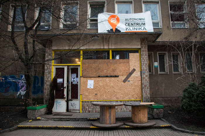 Čeští spisovatelé a spisovatelky podporují Kliniku. Považují ji za kulturní prostor, který funguje nekonfliktně a prospěšně. Foto: Ondřej Mazura, DR