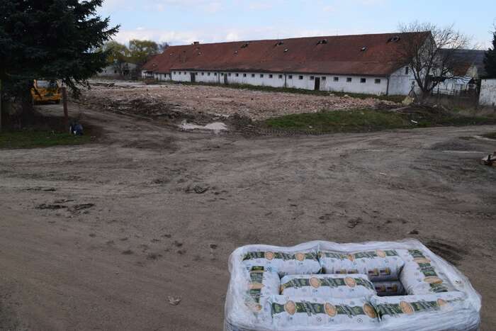 Nedávno areál koupila firma, která balí suché plody — tedy podle některých místních „blbiny“, jiní starovičtí ale odevzdaně říkají: „Aspoň něco.“ Foto Jakub Patočka, DR
