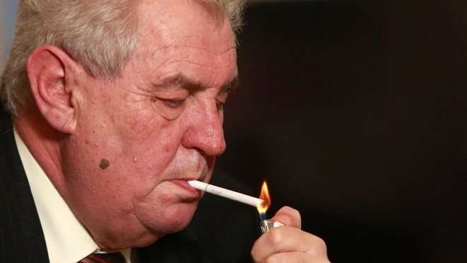 Pravice musí pochopit, že její kandidáti budou mít zhruba stejné naděje Miloše Zemana porazit jako ta cigareta v jeho ústech. Repro DR