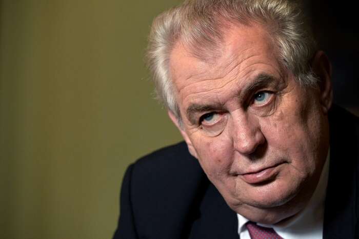 Zeman je lidový prezident i v tom smyslu, že mezi lidi skutečně jezdí. Při svých návštěvách krajů přitom téměř vždy naráží na protestující. Protesty dokáže využít ve svůj prospěch. Foto ceskatelevize.cz