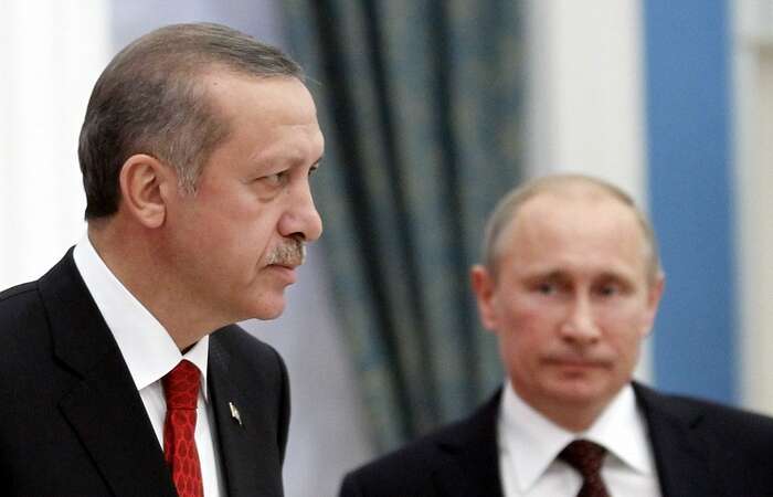 Recep Erdogan (vlevo) a Vladimir Putin na starší fotografii. Foto archiv Defence.pk