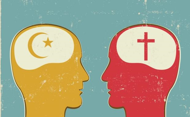 Před pražským kostelem muslimové vytvářeli lidský řetěz na znamení toho, že chtějí chránit i křesťany. Naší budoucností není válka civilizací, ale společný život, spolupráce a vzájemné obohacování. Foto paulheck.org
