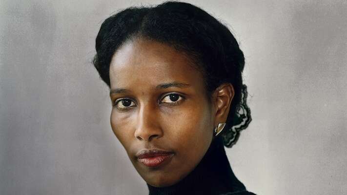 Ayaan Hirsi Ali je zřejmě celosvětově nejznámější kritičkou islámu, v roli mediálně nejznámějšího odpadlíka-arcinepřítele islámu je jakýmsi ženským Salmanem Rushdiem. Repro DR