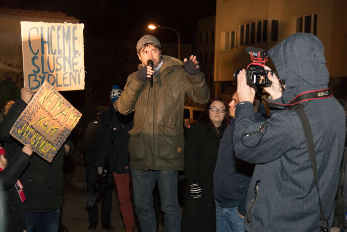 Na demonstraci promluvil David Oplatek, předseda bytové komise Brna-střed. Foto Vladimír Čičmanec