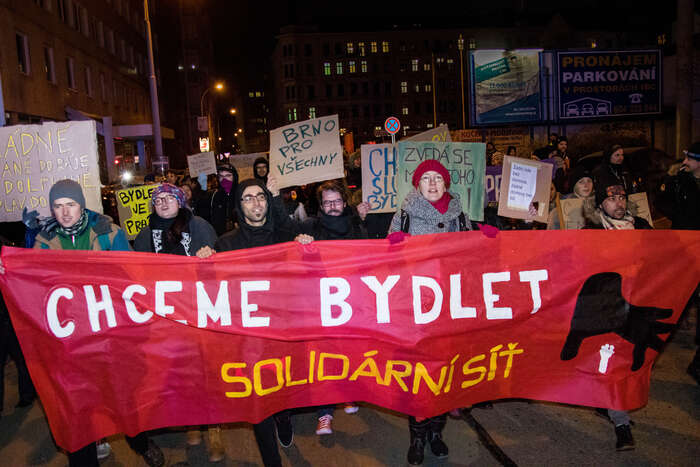 Protest Chceme bydlet! začínal před ubytovnou v ulici Vlhká, poté se přesunul k sídlu Dolfinu. Foto Vladimír Čičmanec