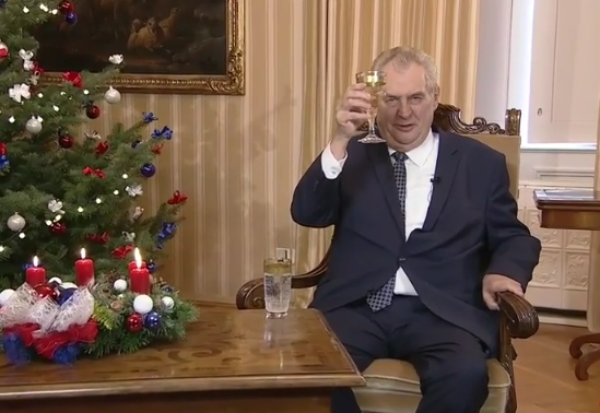 Pokud jste dodnes pochybovali, dnes už byste to měli vědět: Zemanovi jste šumák. Repro youtube.com