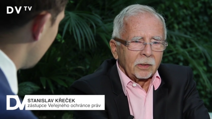 DVTV si v konfrontaci se Stanislavem Křečkem počínala zdaleka nejprofesionálněji. I v podařeném rozhovoru byl však Křeček titulován jako „zástupce Veřejného ochánce práv“. Repro dvtv.cz