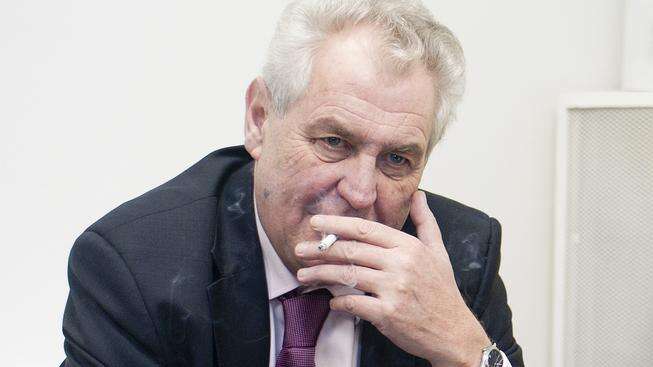 Lidé vidí v Zemanovi ztělesněnou možnost, jak vyfouknout limuzínu těm, kdo jsou zvyklí se v ní vozit, a pořádně se v ní projet prostřednictvím svého voleného zástupce. Repro DR