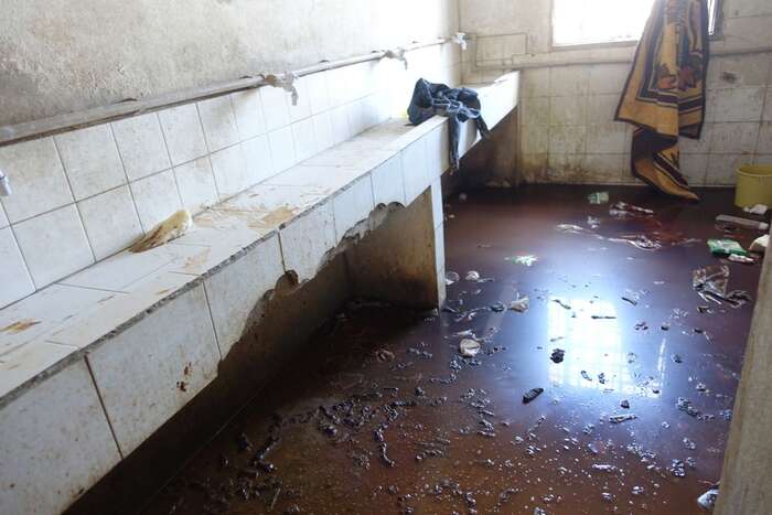 Hygienická situace v detenčním centru na jih od Misraty. Jediná toaleta v celém táboře zůstává bez odtoku. Foto Tankred Stoebe, MSF