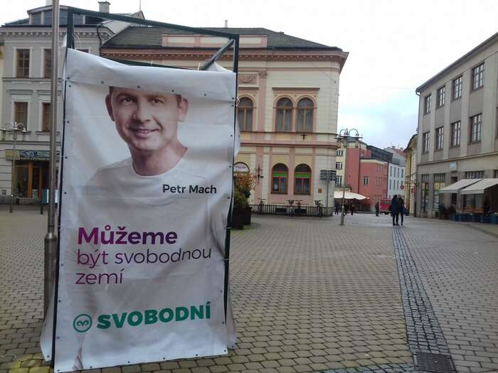 Je s podivem, že když by měl přijít čas Petra Macha, nic mu nevychází. A i ten jeho vlastní plakát v Šumperku mu padá do čela. Foto Fatima Rahimi, DR
