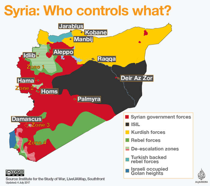 Srovnátím této grafiky televize Al-Džazíra z letošního června s mapkou umístěnou výše v textu si lze udělat představu, kolik území ISIS bylo od léta dobyto. Pruhovaně zde také dohodnuté deeskalační zóny. Repro ISW/Al-Džazíra