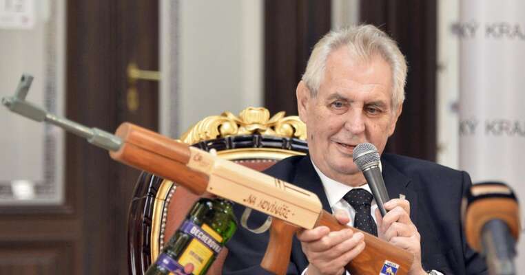 Čtyřicet devět z padesáti důvodů, proč volit Drahoše, Fischera, Hilšera či Horáčka. Repro DR