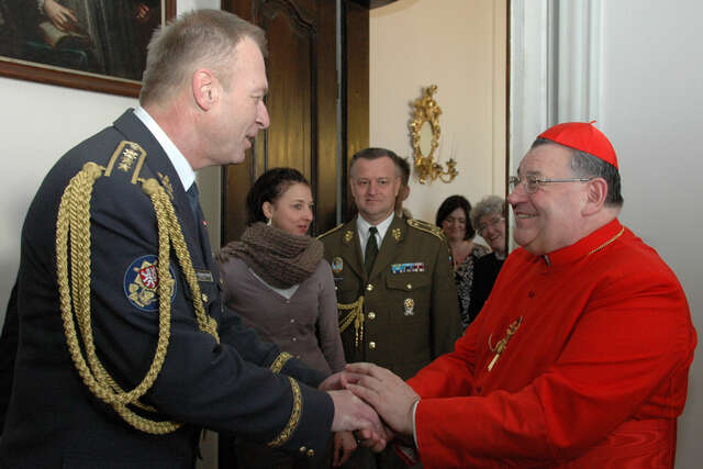 Rád se fotí s generály. Foto army.cz