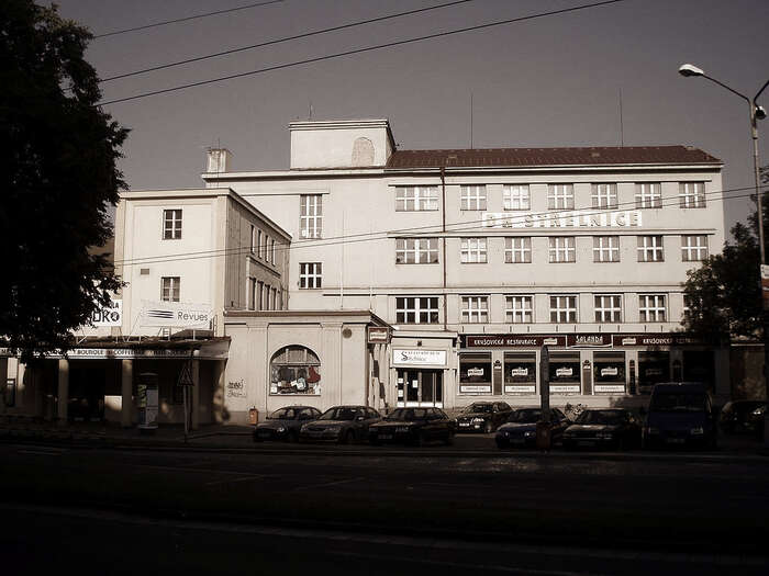Hradecký sjezd sociální demokracie se v roce 1993 sešel v prostorách Kulturního domu Střelnice. Po pětadvaceti letech se sem delegáti strany v neděli vracejí. Foto WmC