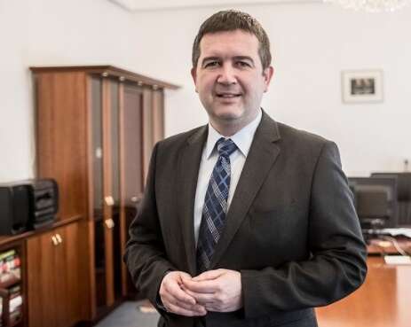 Komunikátor, který překlene partajní hloučky a nikoho neodmítne vyslechnout. Foto hamacek.cz