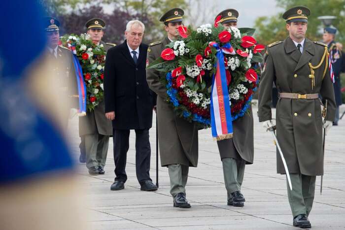Každý svého kopyta. Soudci by měli soudit a prezident klást věnce. Foto Česká televize