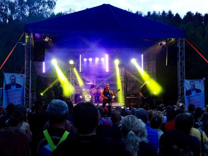 Koncert Ortela na Plumlovské přehradě zaštítil náměstek prostějovské primátorky Jiří Pospíšil. „Radost a podpora dětem“... Foto Fatima Rahimi, DR