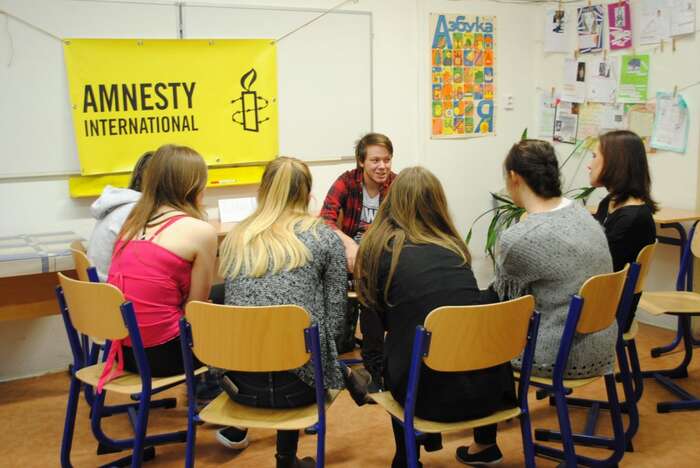 Živá knihovna nabízí žákům a studentům možnost popovídat si a diskutovat s různými lidmi, vyslechnout jejich příběh. Foto AI