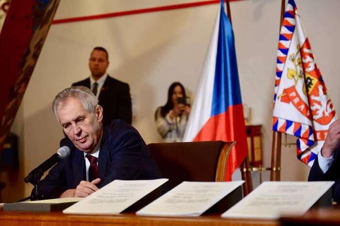 Pokud se prezident Zeman pohybuje na hraně dlouhodobé oficiální politiky České republiky, ne-li úplně mimo, je napětí mezi ním a zpravodajskými službami spíš pozitivním signálem. Foto FB M. Zemana