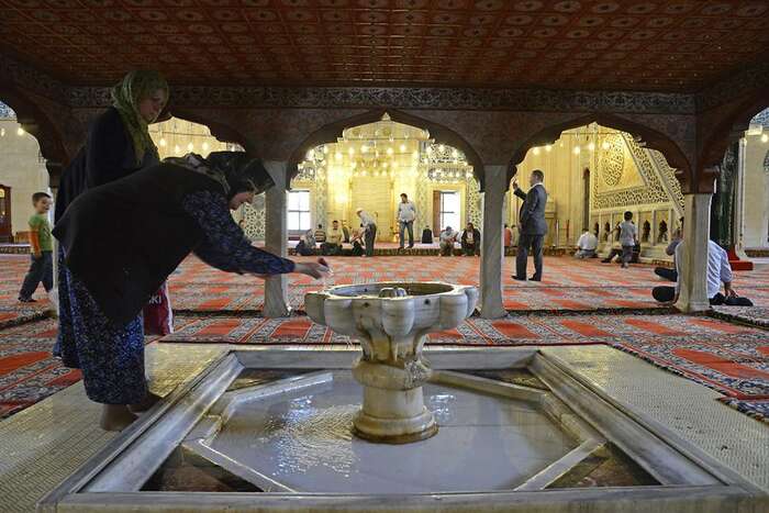 Zbožný muslim zírá, jeho víra s tím nemá nic společného. Foto Gerhard Huber