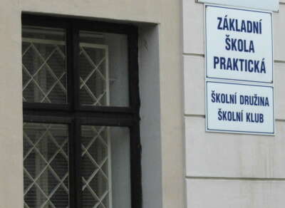 Na mnoha pozvánkách k zápisu do praktických škol ředitelé vyžadují pouze rodný list dítěte, takže poradenské zařízení pouze ex post legitimizuje správní rozhodnutí ředitele. Foto romove.radio.cz