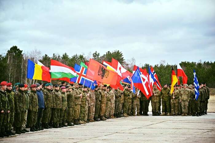 Oslavy 20 let v NATO: dokonalé projevy do dokonalého zakonzervovaného světa, floskule a fráze. Foto FB A. Babiše