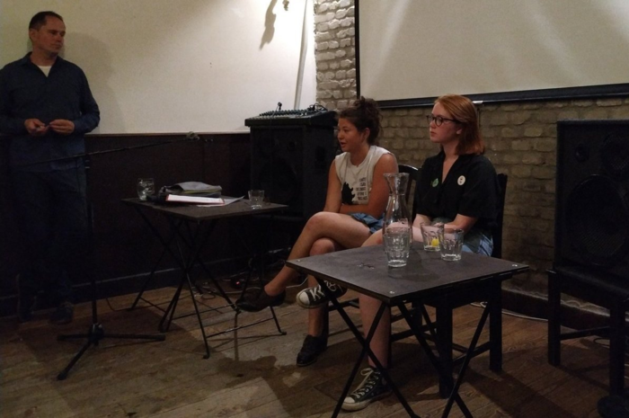 Pražská debata. Zleva moderátor Zdeněk Jehlička, Klára Aubrechtová z hnutí Limity jsme my a Anna Mezgerová, mluvčí Fridays for Future. Foto: Fatima Rahimi, DR