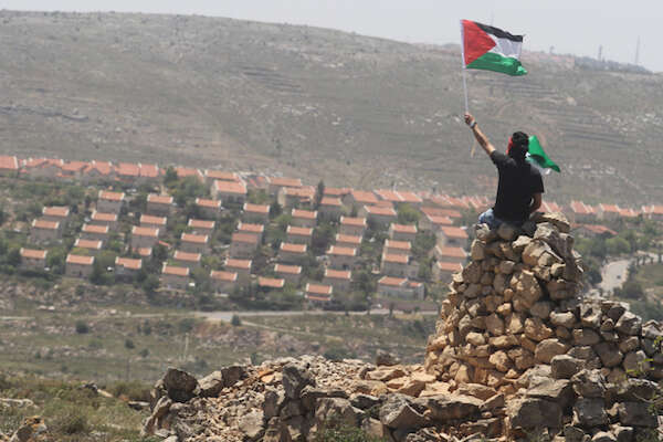 Je-li apartheid definován jako zřízení, kde působí různé právní systémy pro různé části populace, pak je Izrael v současnosti již apartheidem se vším všudy. Foto Issam Rimáwí