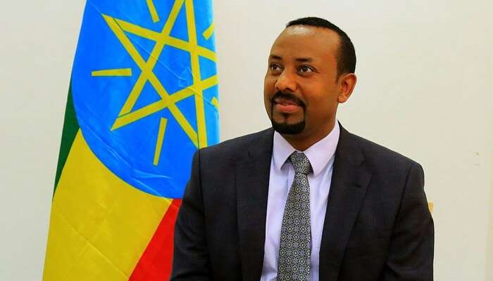 Etiopský premiér Abiy Ahmed s vlajkou své země. Foto LSE
